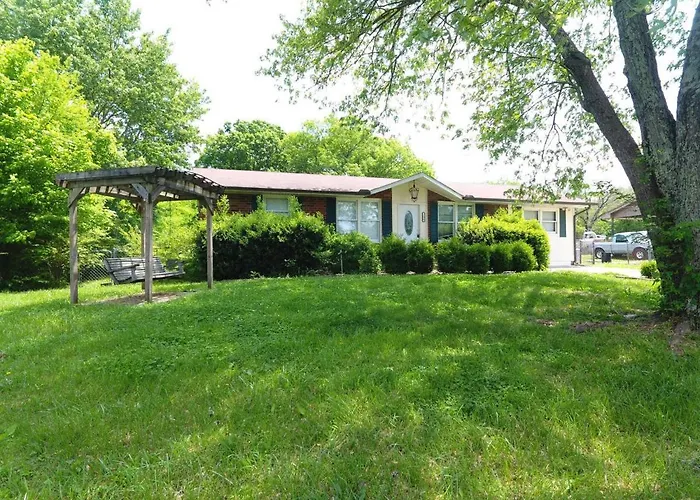 Vacation home: 20 Minutes To Broadway And Fenced Back Yard