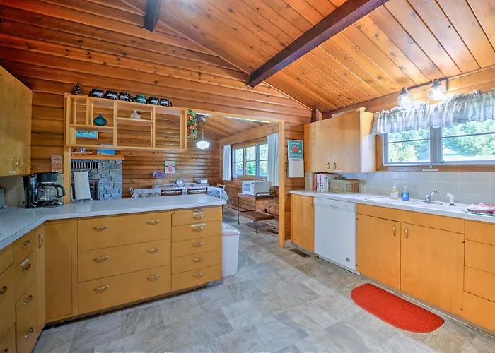 Waterfront Manson Cabin On Lake Chelan W/ Deck!