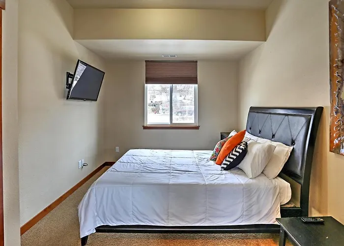 Breezy Lake Chelan Condo W/ Pool & Hot Tub Access!