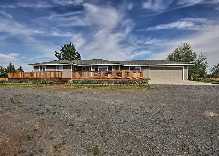 Updated Farmhouse W/ Deck On Central Oregon Canal!