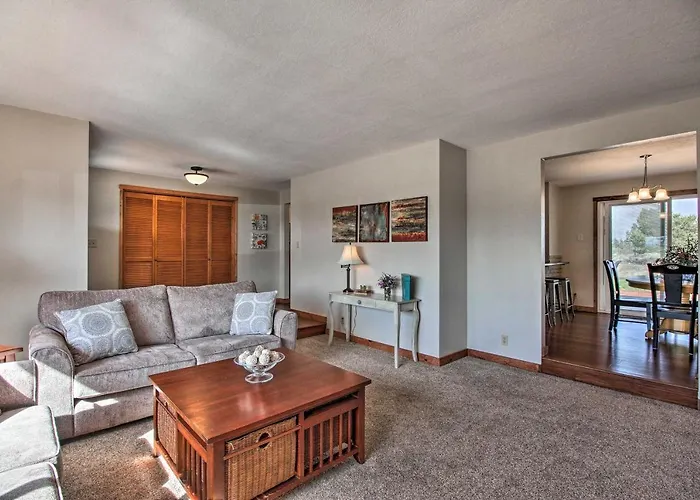 Updated Farmhouse W/ Deck On Central Oregon Canal!