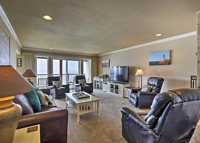Beachfront Condo W/ Patio & Views - Walk To Shore!