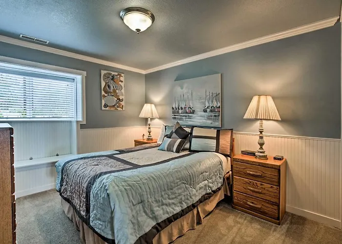 Beachfront Condo W/ Patio & Views - Walk To Shore!