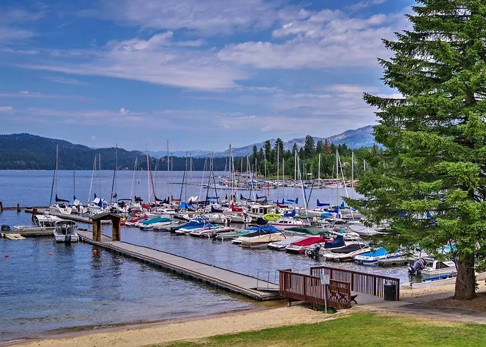 Walk To Beach, Marina, Shopping And Dining!