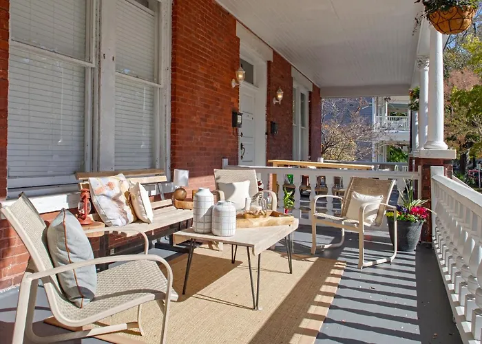 2 Bedroom Newly Renovated Townhome In Historic Savannah