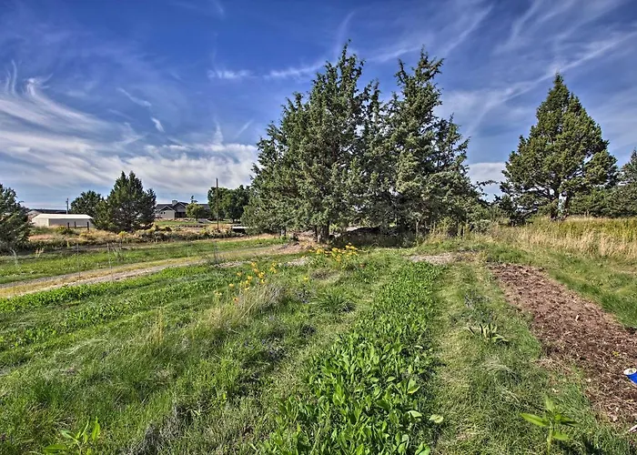 Updated Farmhouse W/ Deck On Central Oregon Canal!