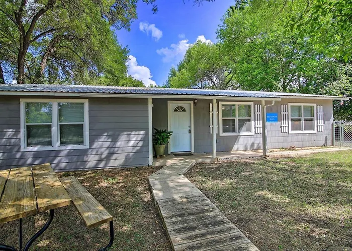 Utopia Family Home, 2 Blocks To Utopia Park!