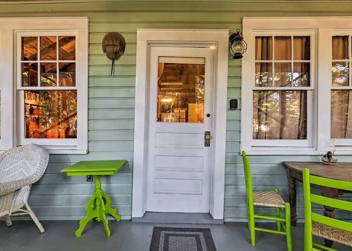 Southold Cottage W/ Patio & Grill - Walk To Beach!