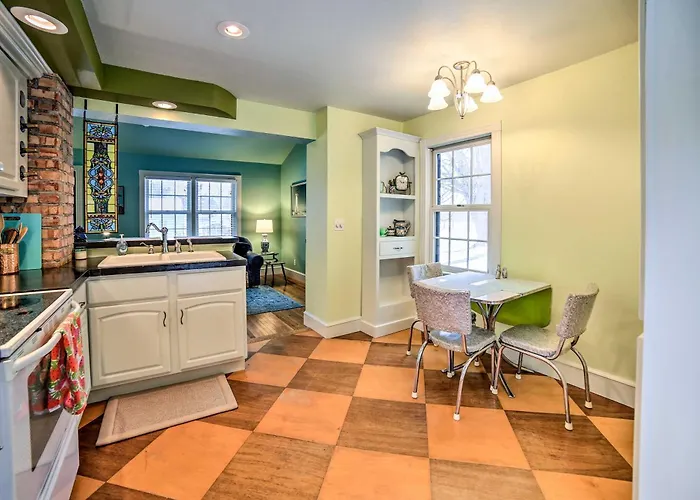 Modern Home With Backyard, 1 Mi To Dtwn Sturgeon Bay