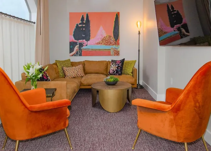 Hotel near College: The Dundee - A Trace Hotel