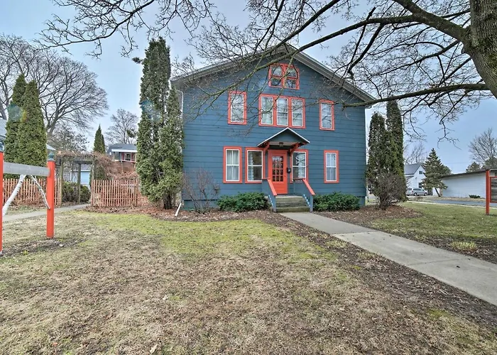 Walk To Waterfront Dtwn Sturgeon Bay Retreat!