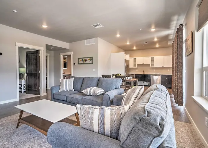 Lake Chelan Resort Condo: Pool & Hot Tub Access!